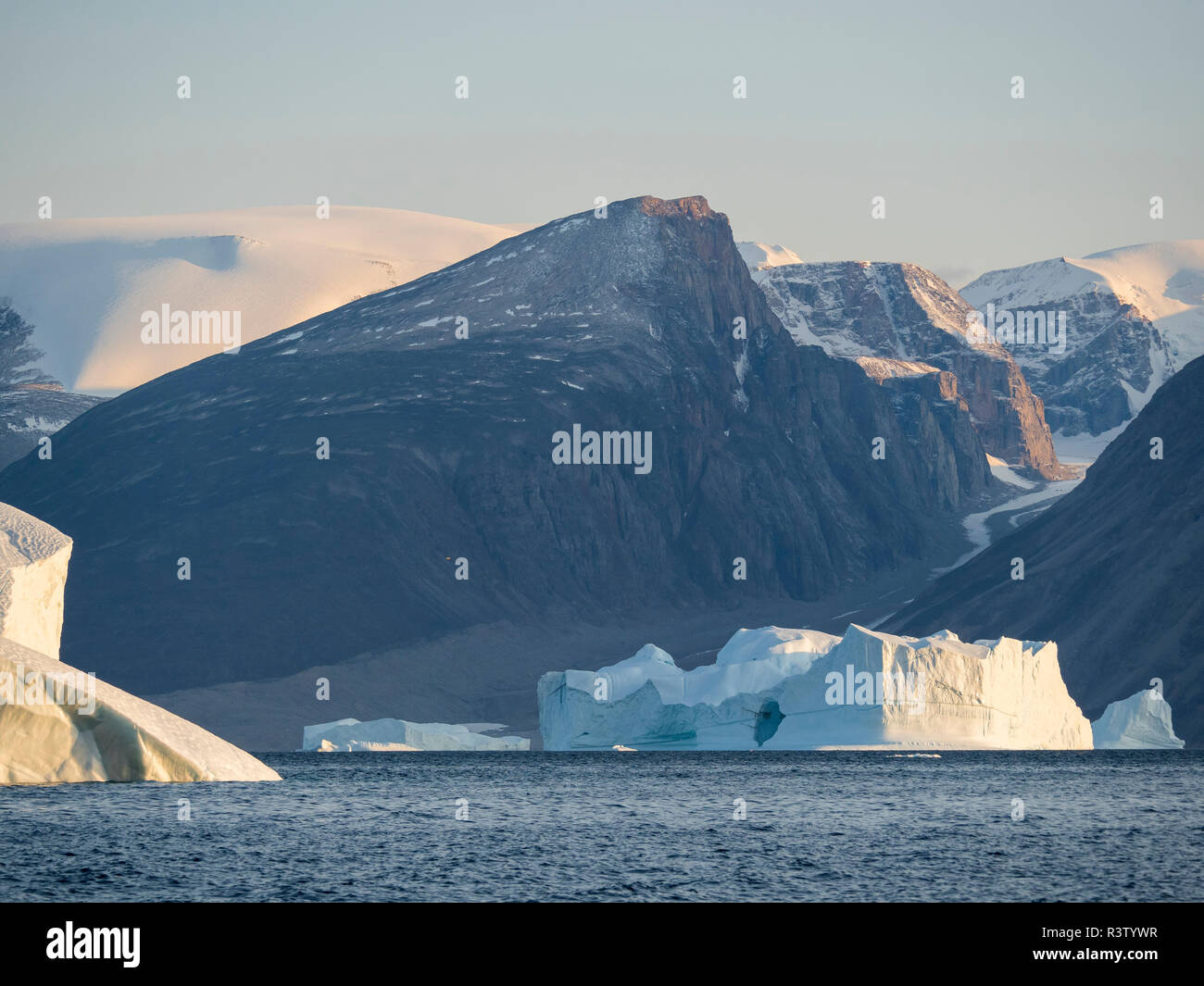 Les icebergs dans le fjord d'Uummannaq, dans le nord-ouest du Groenland, le Danemark. La péninsule de Nuussuaq en arrière-plan. Banque D'Images