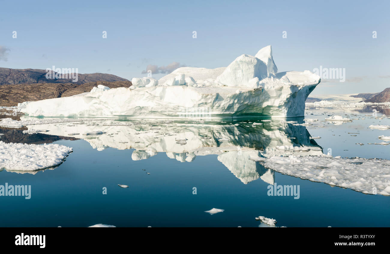 Les icebergs dans le fjord d'Uummannaq, dans le nord-ouest du Groenland, le Danemark. Lille et le glacier Gletscher calotte de glace dans l'arrière-plan. Banque D'Images
