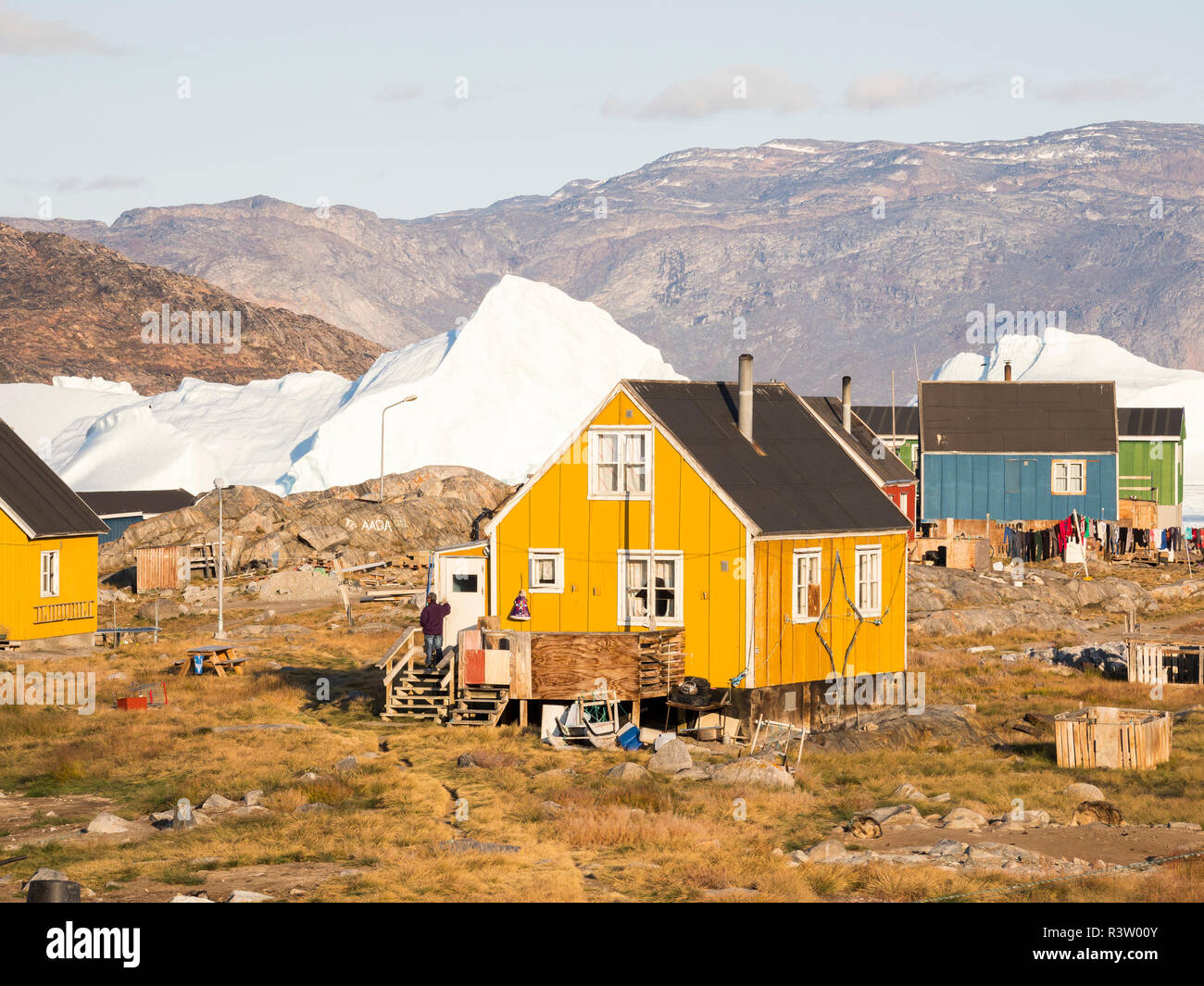 Ikerasak, un petit village traditionnel de pêcheurs sur l'île de Ikerasak dans le fjord d'Uummannaq, dans le nord-ouest du Groenland, le Danemark (usage éditorial uniquement) Banque D'Images