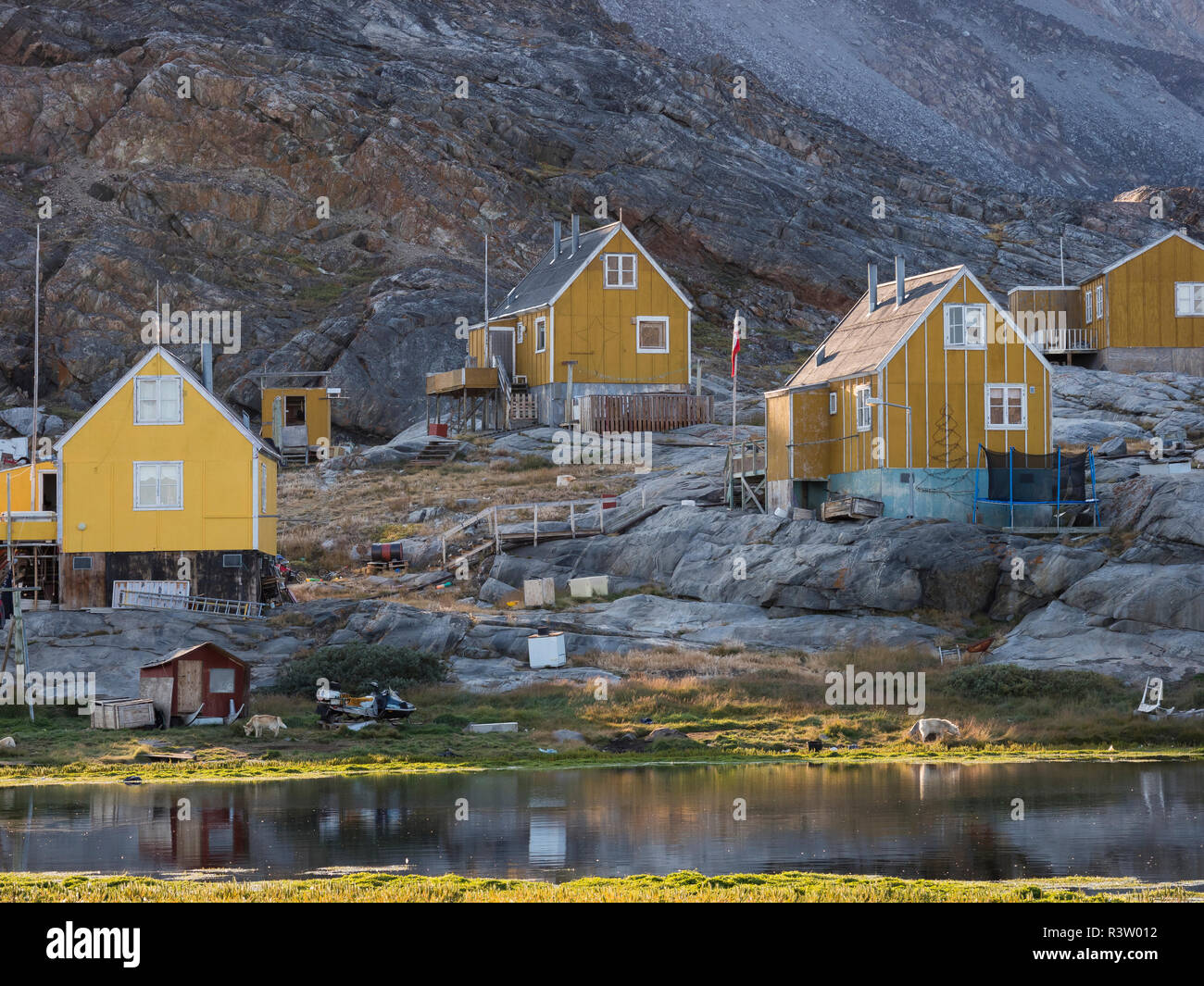 Ikerasak, un petit village traditionnel de pêcheurs sur l'île de Ikerasak dans le fjord d'Uummannaq, dans le nord-ouest du Groenland, Danemark Banque D'Images