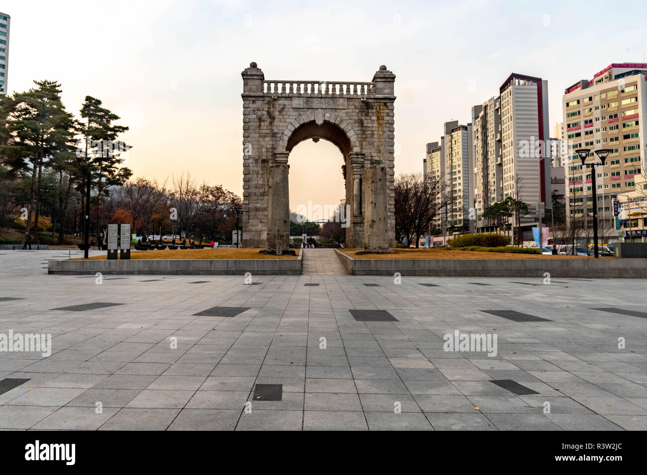 Indépendance Gate Park à Séoul en Corée. Ce parc avec un centre d'accueil comprend un musée dans une ancienne prison et les ruines d'un gate historique. Banque D'Images