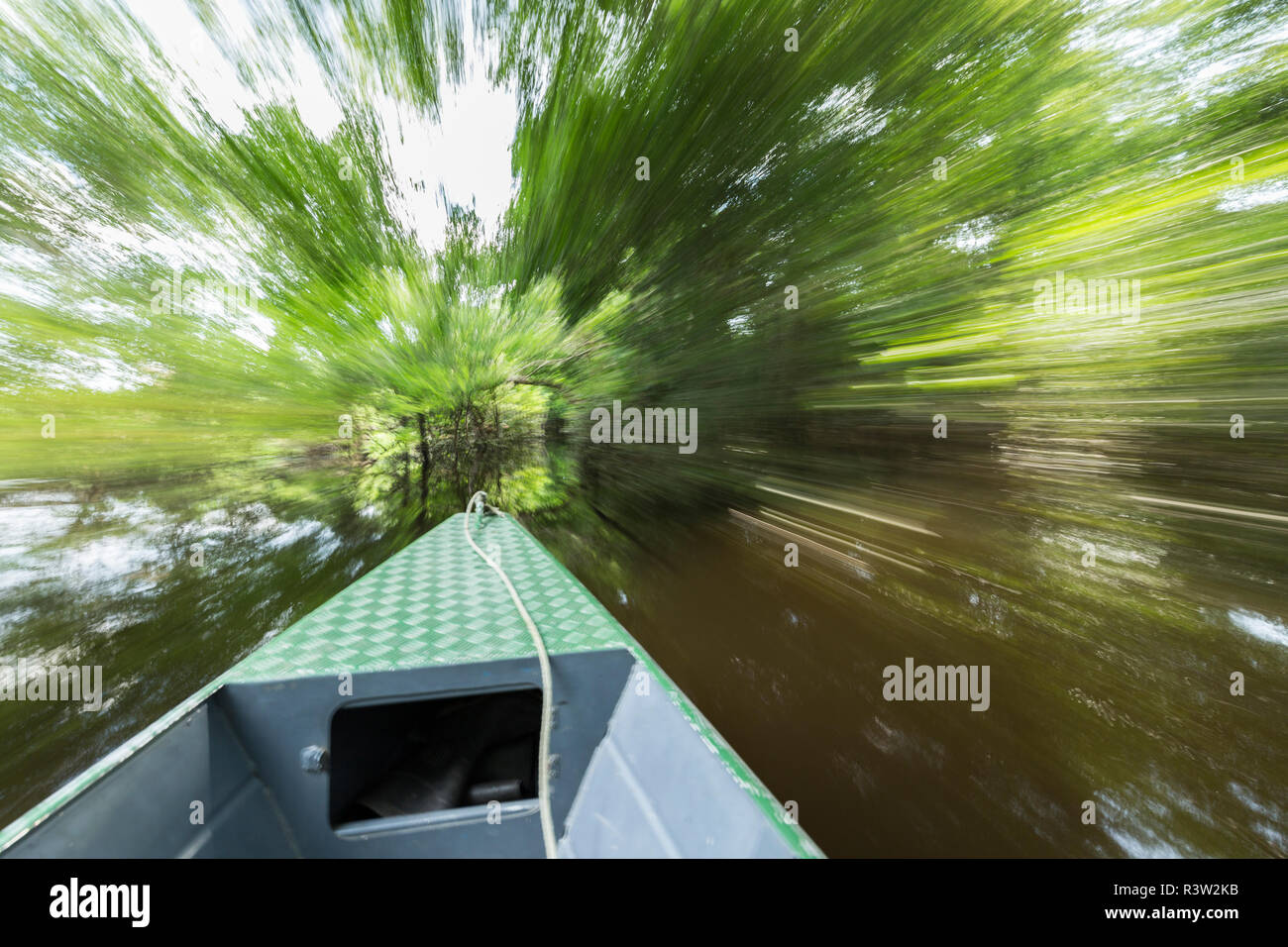 Flou sur l'eau comme la proue d'un bateau en aluminium les disques sur le fleuve Amazone, au Brésil. Banque D'Images