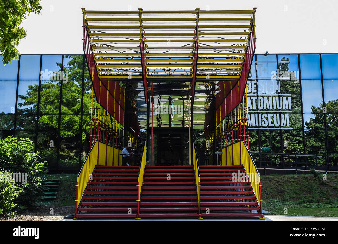 La façade colorée de l'Art Design Atomium musée à Laeken, Bruxelles, Belgique Banque D'Images