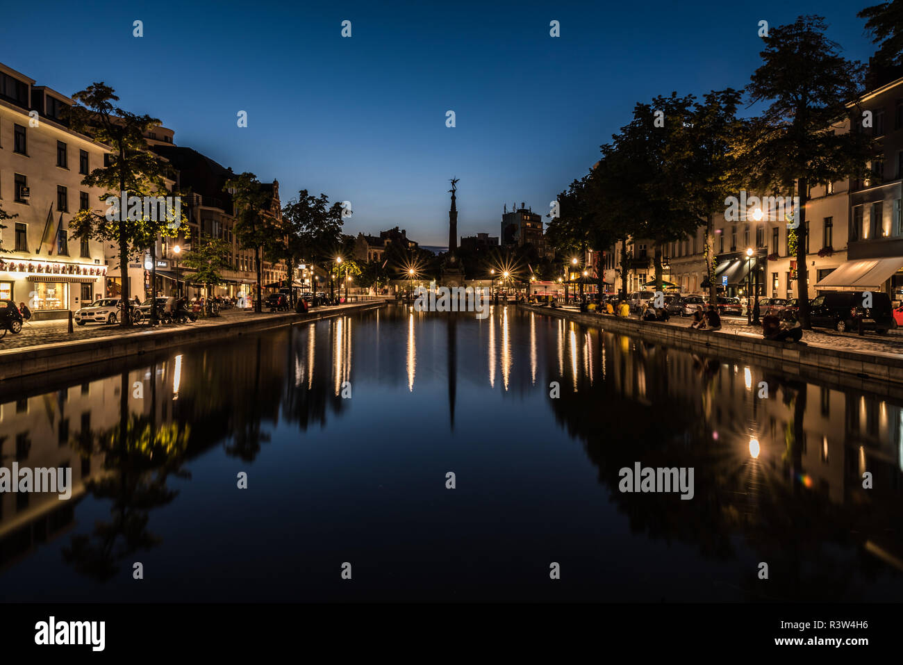 Citylights reflétant dans la fontaine à Saint Catherine carré sur une fin de l'été nuit à Bruxelles, Belgique Banque D'Images