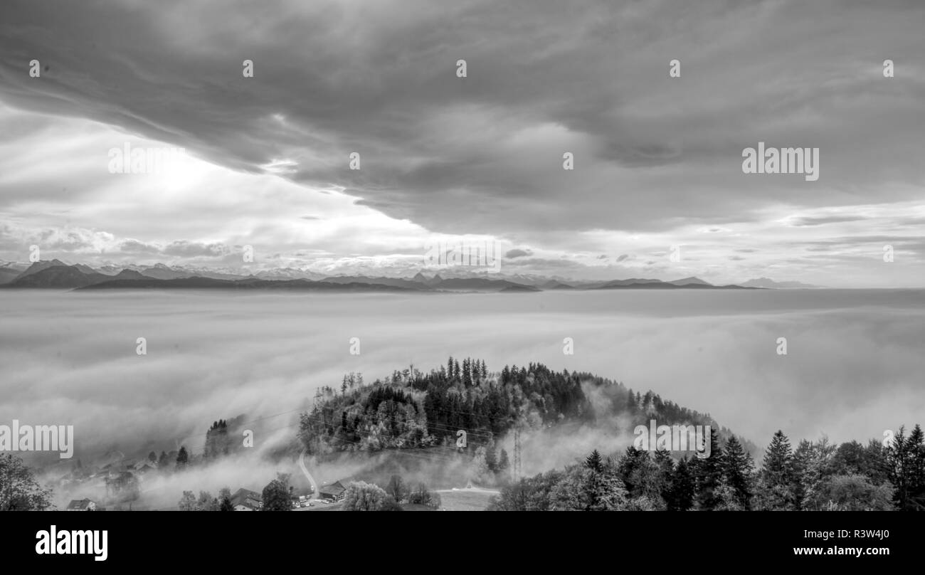 Au-dessus des nuages dans les alpes suisses au cours de l'automne Banque D'Images