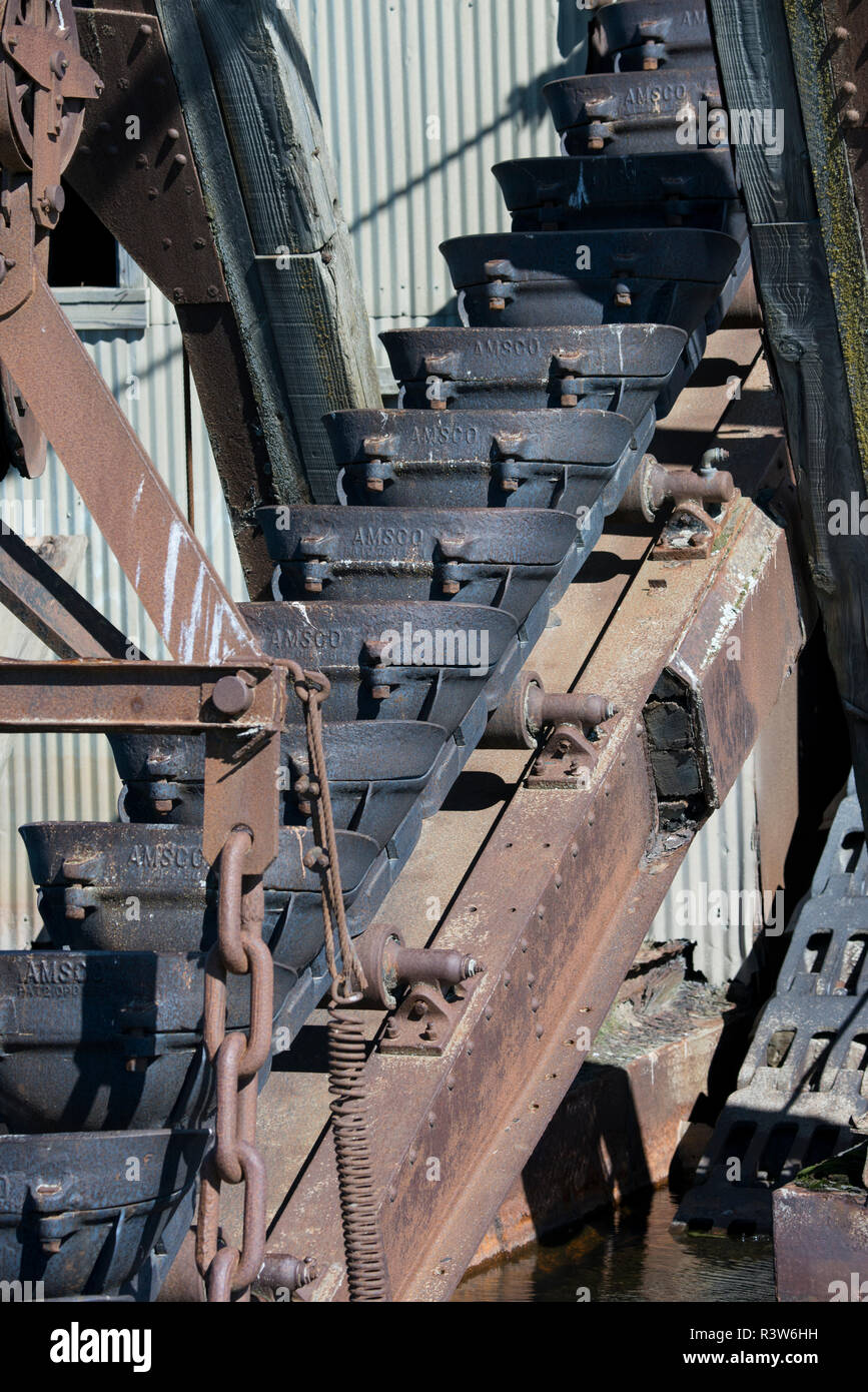 Alaska, Nome. Swanberg Dredge, Alaska Gold Company la drague no 5, plus petit que la plupart, mais typique du design. Détail de minerai des seaux. Banque D'Images