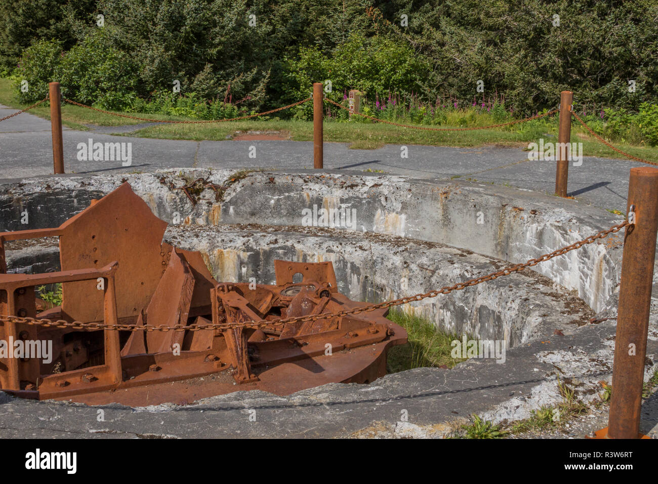 USA, Alaska, Kodiak. Vestiges de la fondation de l'artillerie et la tourelle de la DEUXIÈME GUERRE MONDIALE à Miller Point, Fort Abercrombie. Banque D'Images