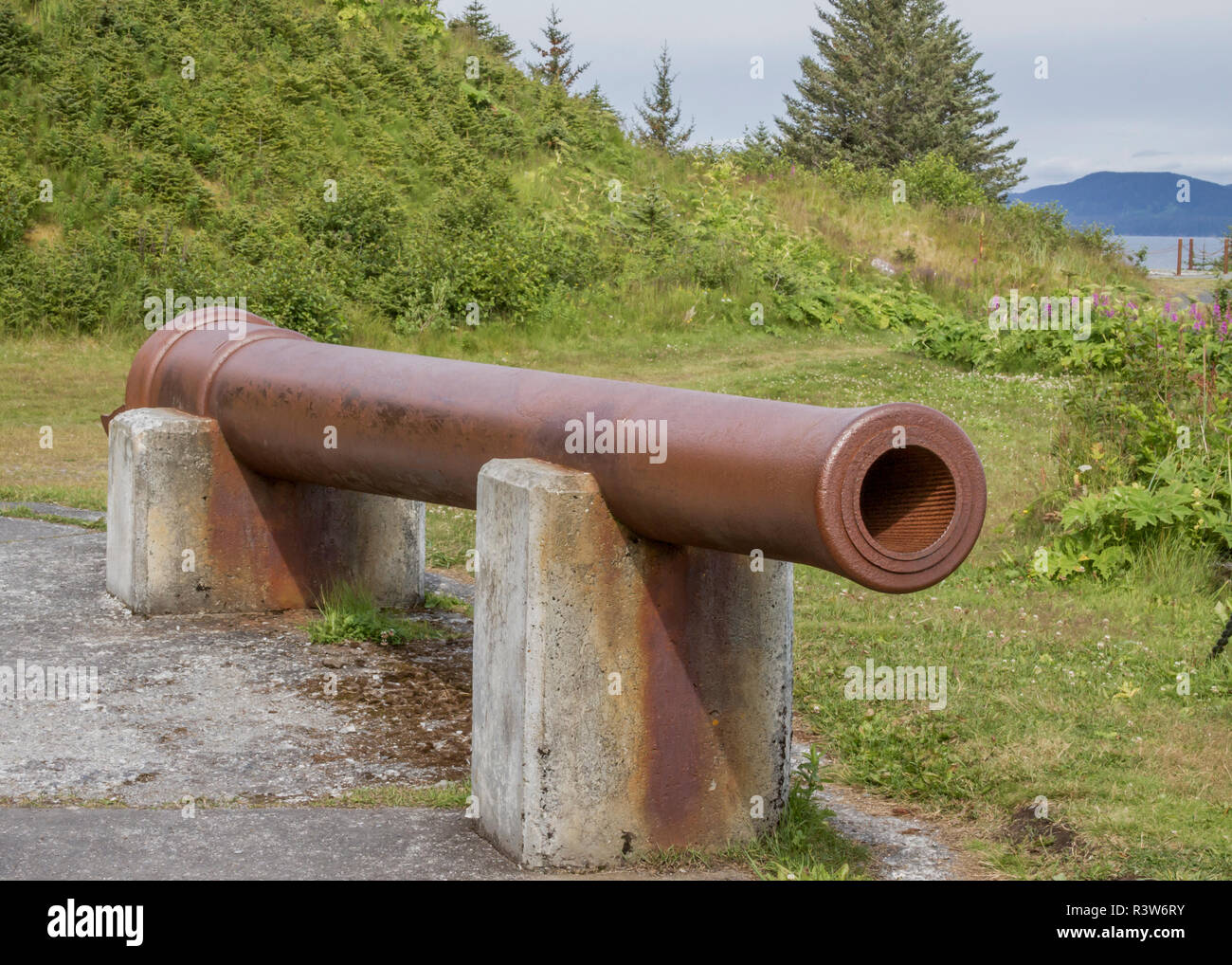 USA, Alaska, Kodiak. Huit pouces canon d'artillerie de la SECONDE GUERRE MONDIALE au point de Fort Miller Abercrombie. Banque D'Images