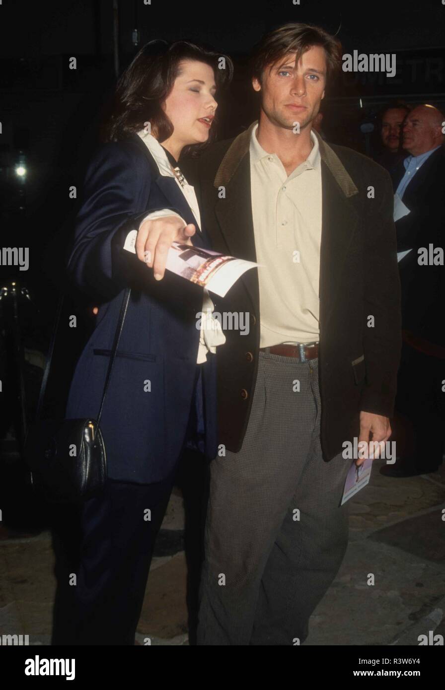 WESTWOOD, CA - le 22 février : L'actrice Daphne Zuniga et l'acteur Grant Show assister à Warner Bros Pictures' 'Falling Down' création le 22 février 1993 à Manns Village Theatre à Westwood, en Californie. Photo de Barry King/Alamy Stock Photo Banque D'Images