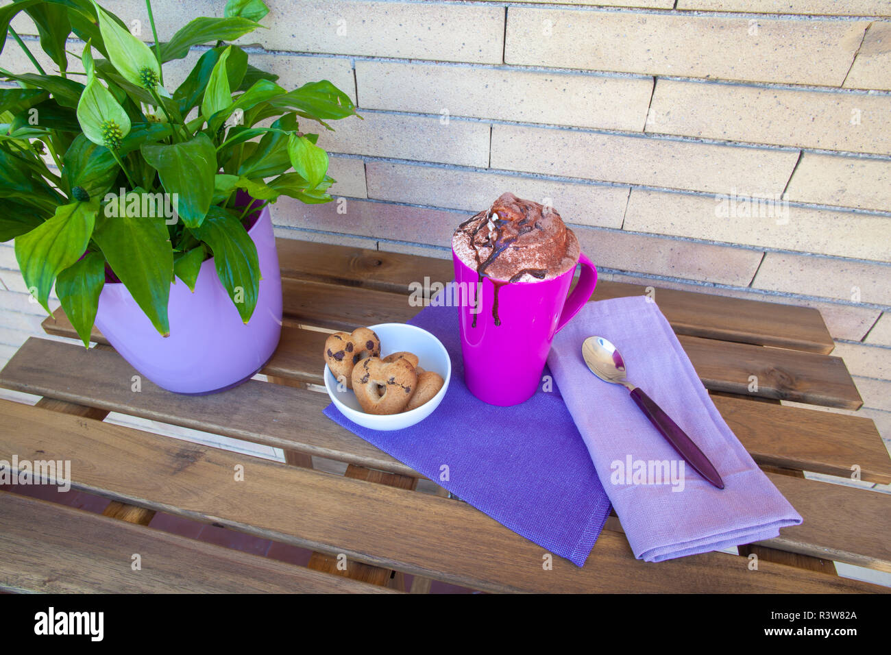 Cookies et cappuccino en plein air - petit-déjeuner italien en violet Banque D'Images