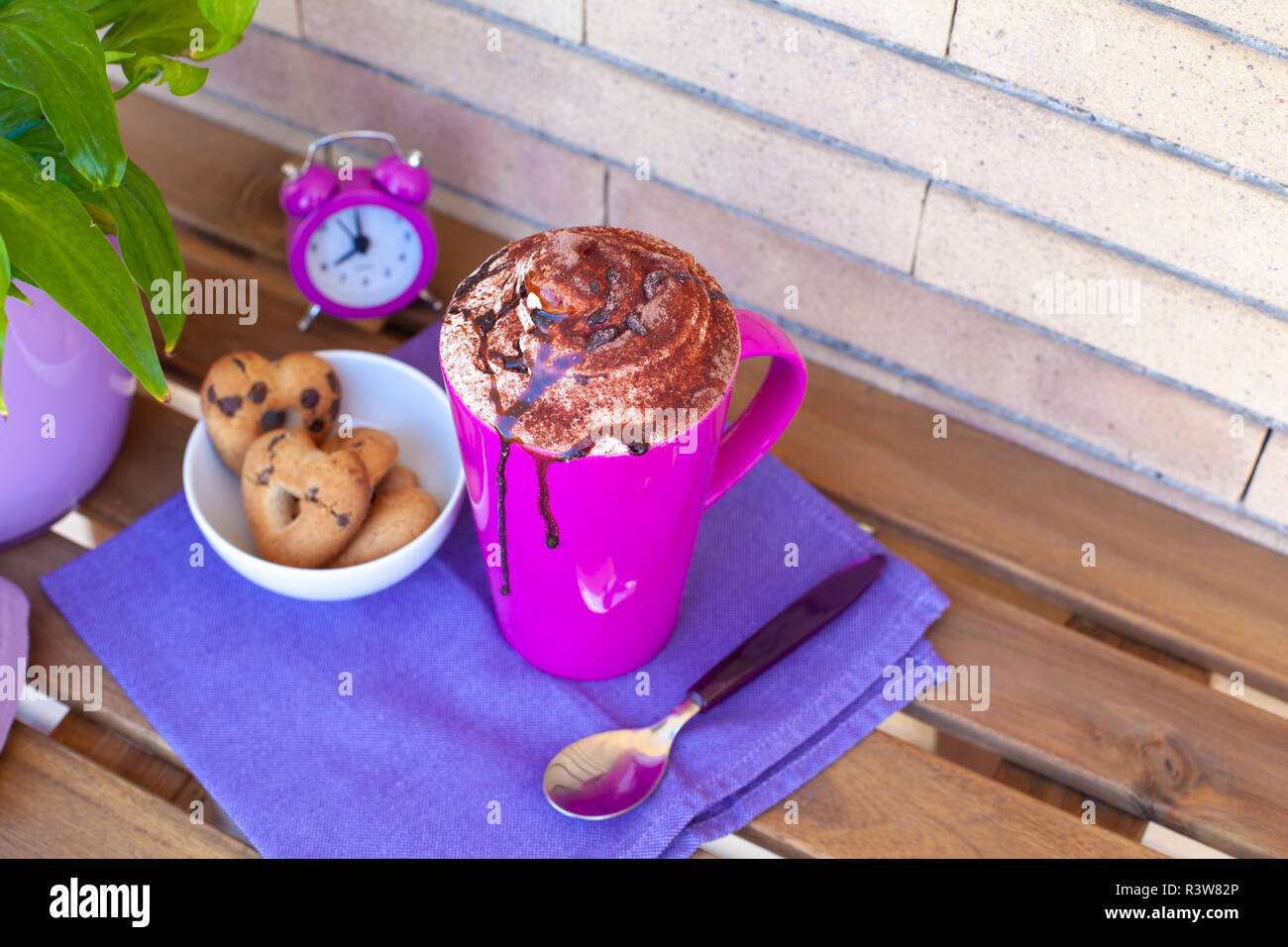 L'heure du petit-déjeuner italien en violet - cappuccino et cookies Banque D'Images