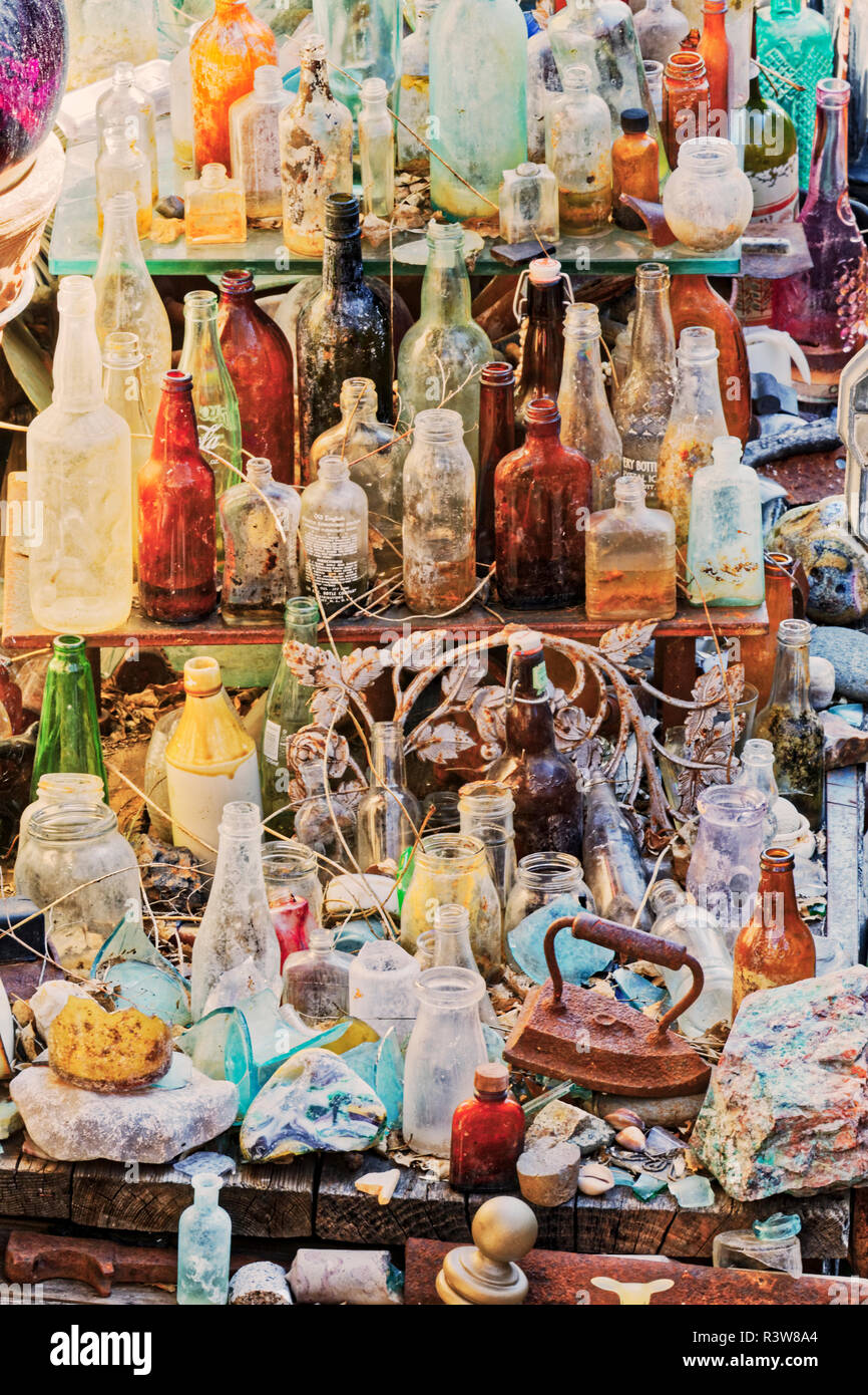 Les bouteilles et les artefacts sur la propriété d'artistes locaux, ville fantôme de Jerome, Arizona, Banque D'Images