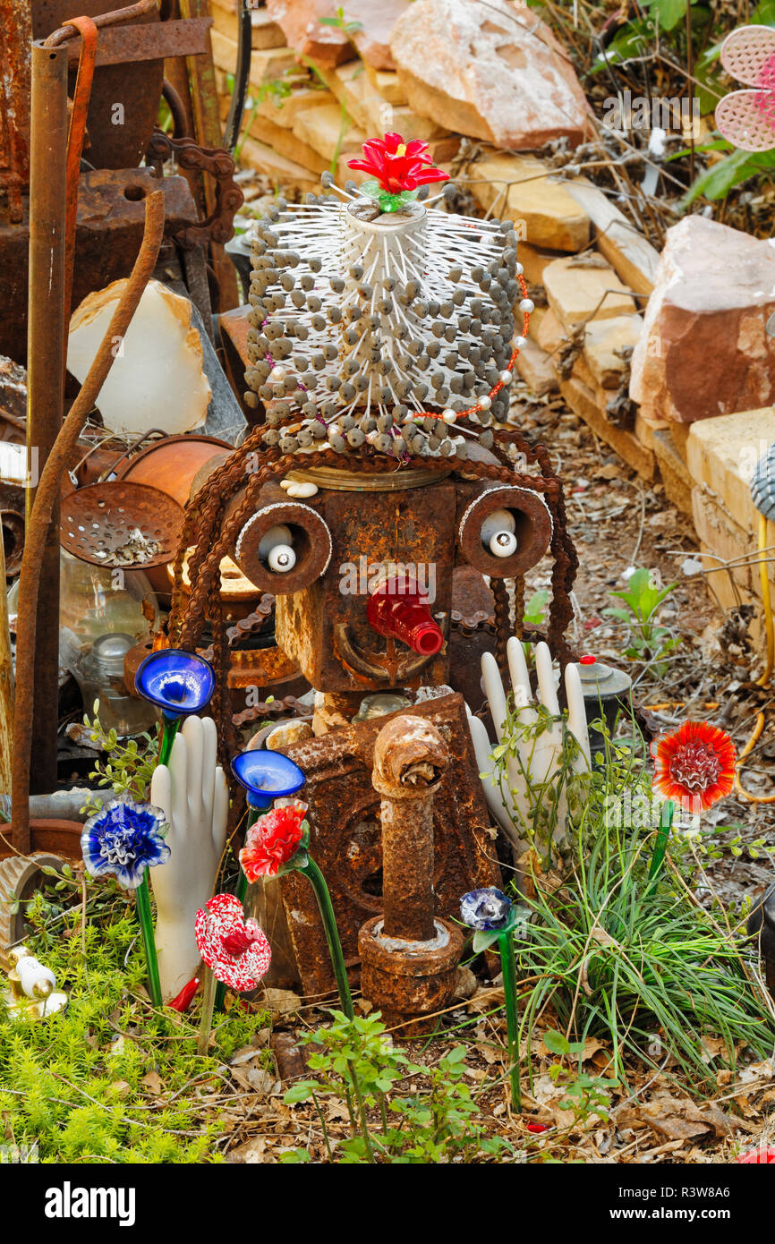 Les bouteilles et les artefacts sur la propriété d'artistes locaux, ville fantôme de Jerome, Arizona Banque D'Images