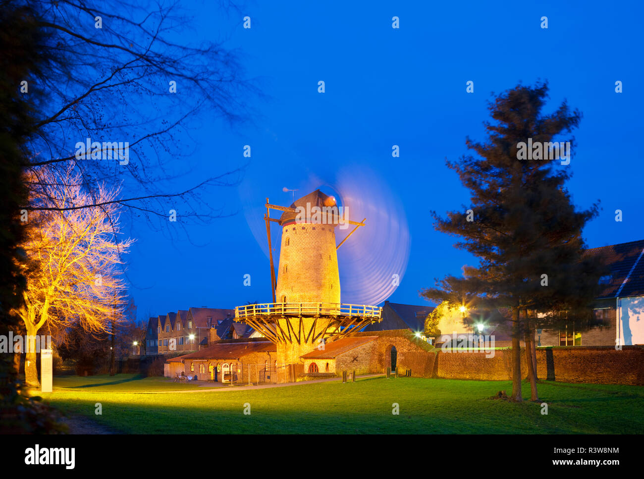 L'ancien moulin de Kriemhild (Kriemhild-Muehle) fait partie de l'enceinte de Xanten, Allemagne. Photo de nuit avec ciel bleu profond. Banque D'Images