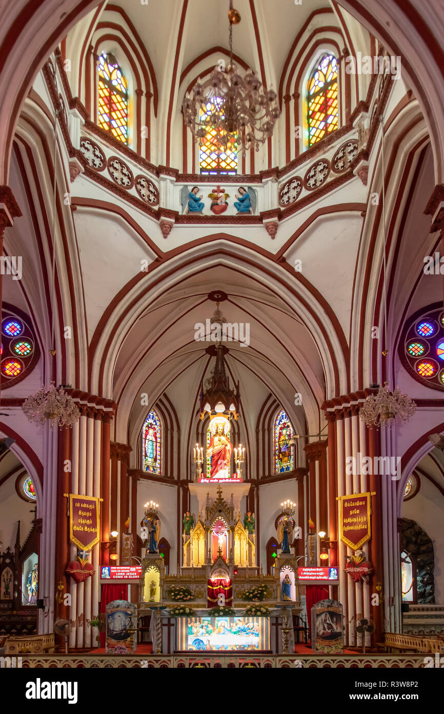 Autel de la Basilique du Sacré-Cœur de Jésus, Pondicherry, Tamil Nadu, Inde Banque D'Images