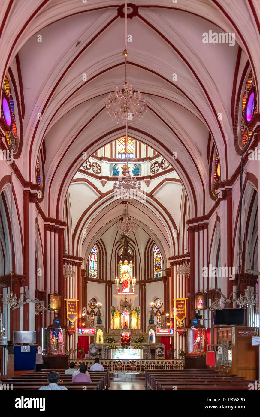 Nef de la Basilique du Sacré-Cœur de Jésus, Pondicherry, Tamil Nadu, Inde Banque D'Images