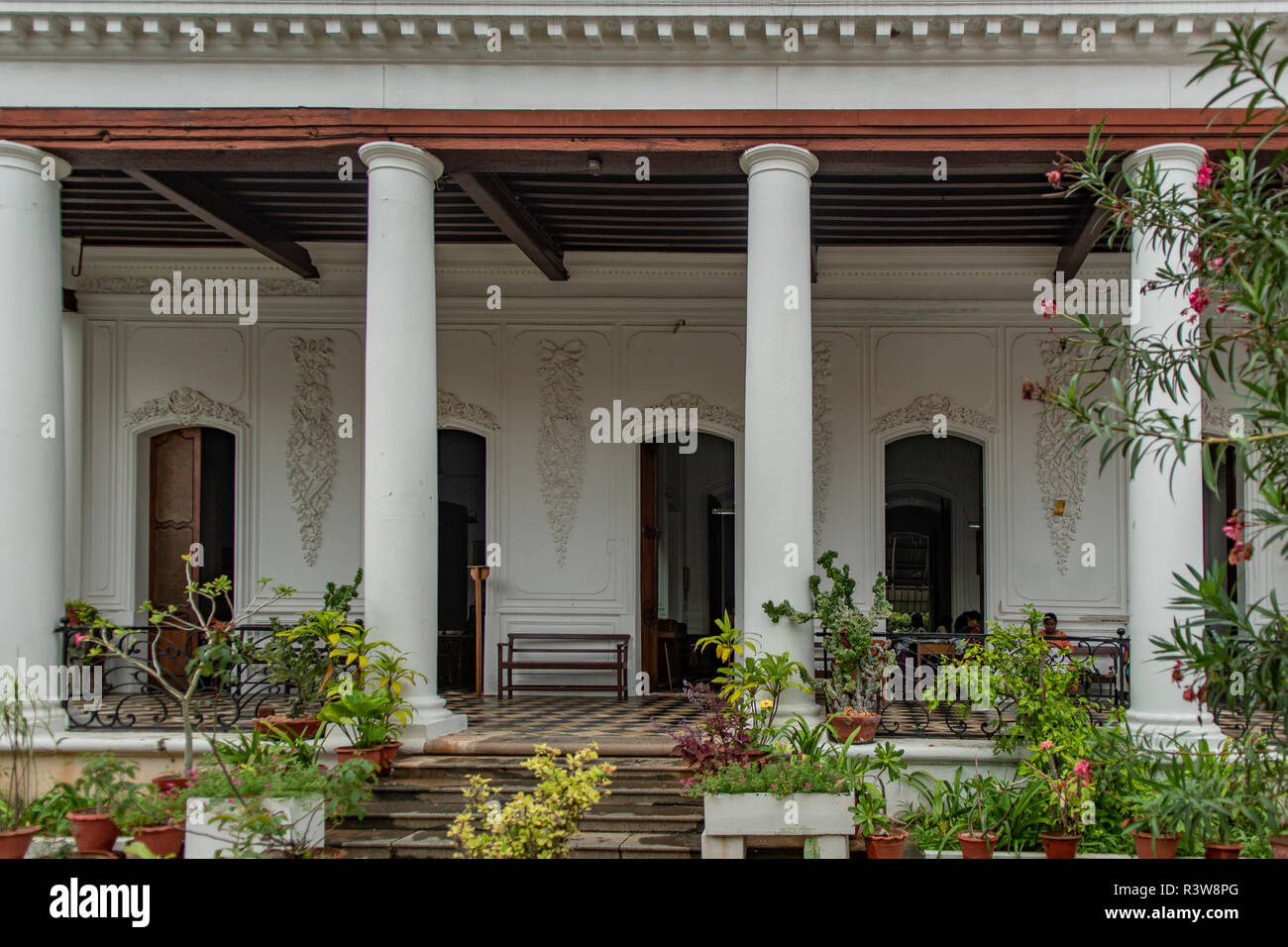 Bâtiment colonial à piliers, Quartier Français, Pondicherry, Tamil Nadu, Inde Banque D'Images