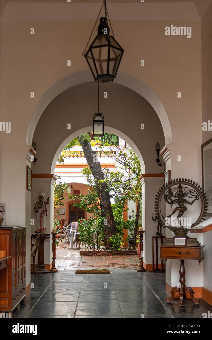 L'entrée au bâtiment colonial dans les Quartiers Français, Pondicherry, Tamil Nadu, Inde Banque D'Images