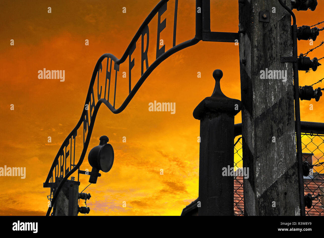 Entrée du camp de concentration Nazi à Auschwitz, en Pologne. En vertu de l'inscription Arbeit macht frei (le travail vous rendra libre). Banque D'Images