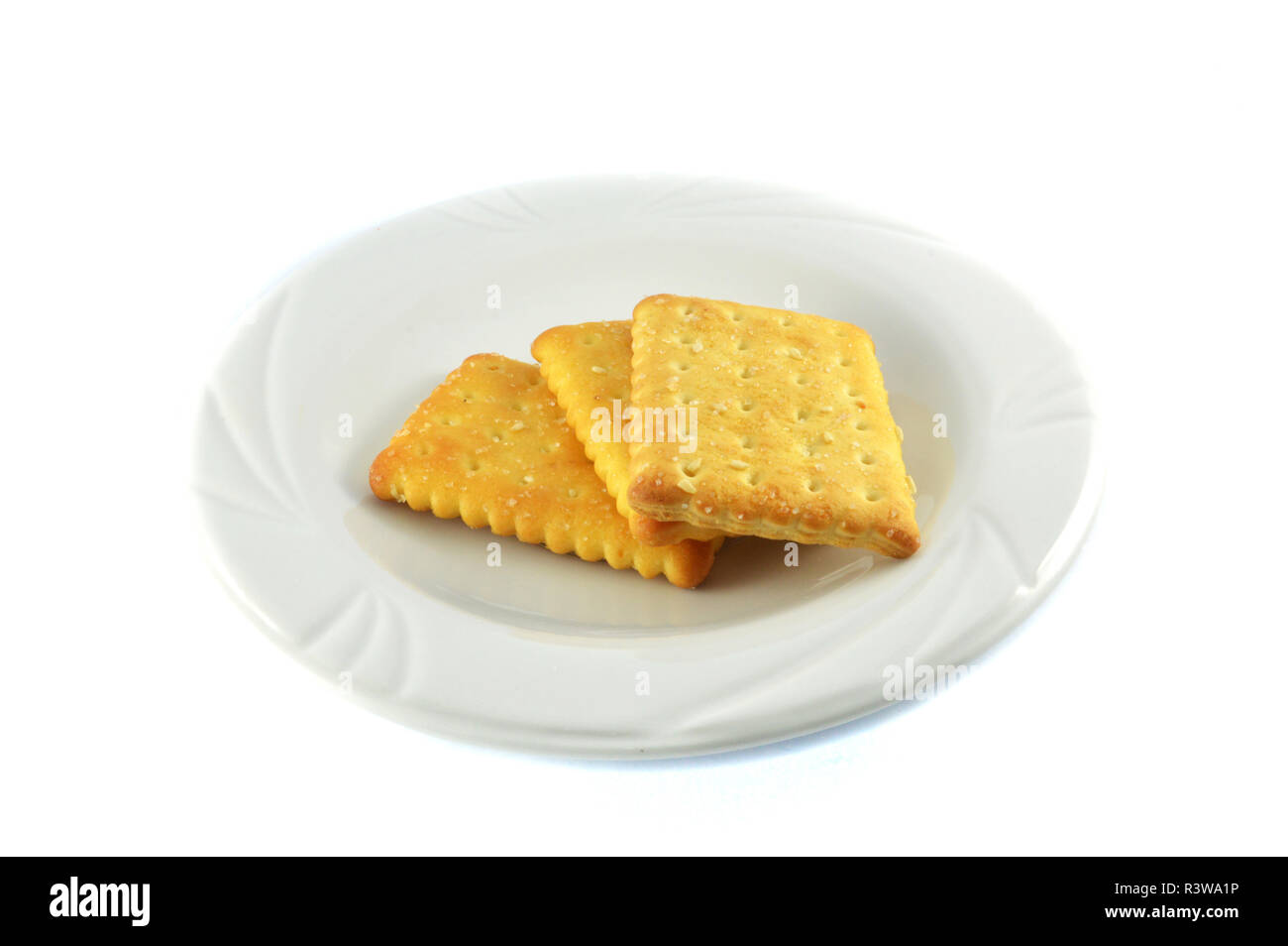 Cracker Biscuits / isolés feuille de biscuits craquelins collations sur la plaque isolé sur fond blanc Banque D'Images