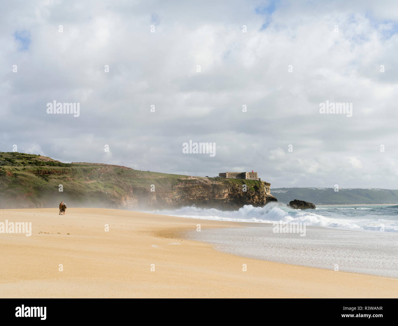 Les disjoncteurs énorme de Nazaré avec plage de Praia do Norte. La ville Albufeira sur la côte de l'océan Atlantique. Le Portugal. Banque D'Images