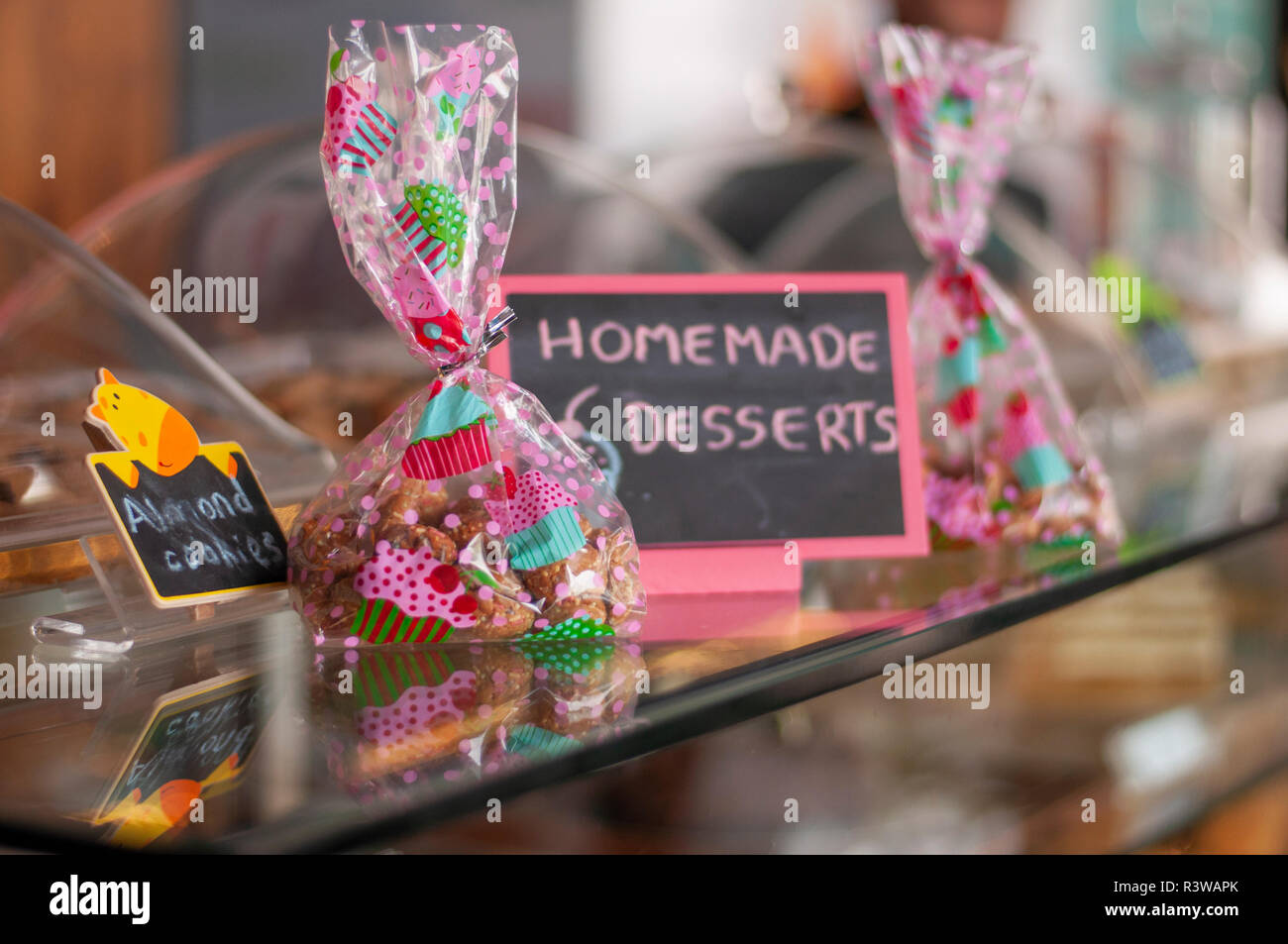 Petits biscuits dans des forfaits spéciaux pour les jours spéciaux Banque D'Images