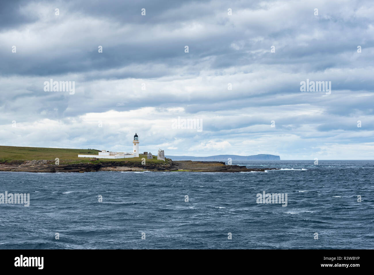 La Grande-Bretagne, l'Écosse, l'île de stroma, Phare, Pentland Firth, Dunnet Head dans l'arrière-plan Banque D'Images