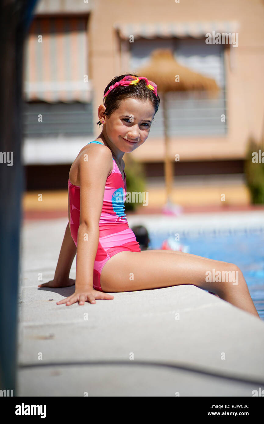 Jeune fille maillot de bain enfants Banque de photographies et d'images à  haute résolution - Alamy