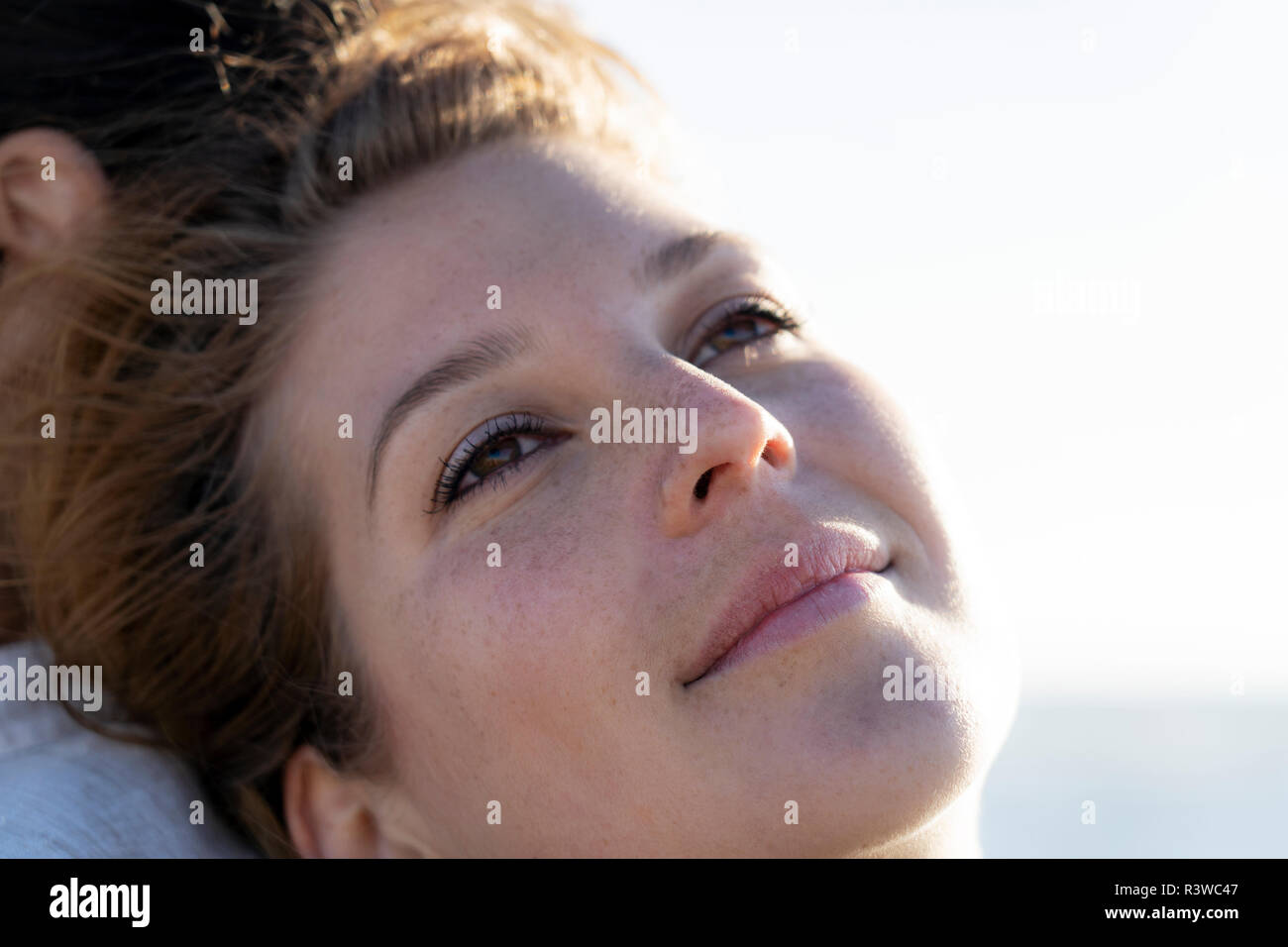 Jeune couple standing back to back, young woman daydreaming Banque D'Images Jeune couple standing back to back, young woman daydreaming Banque D'Images