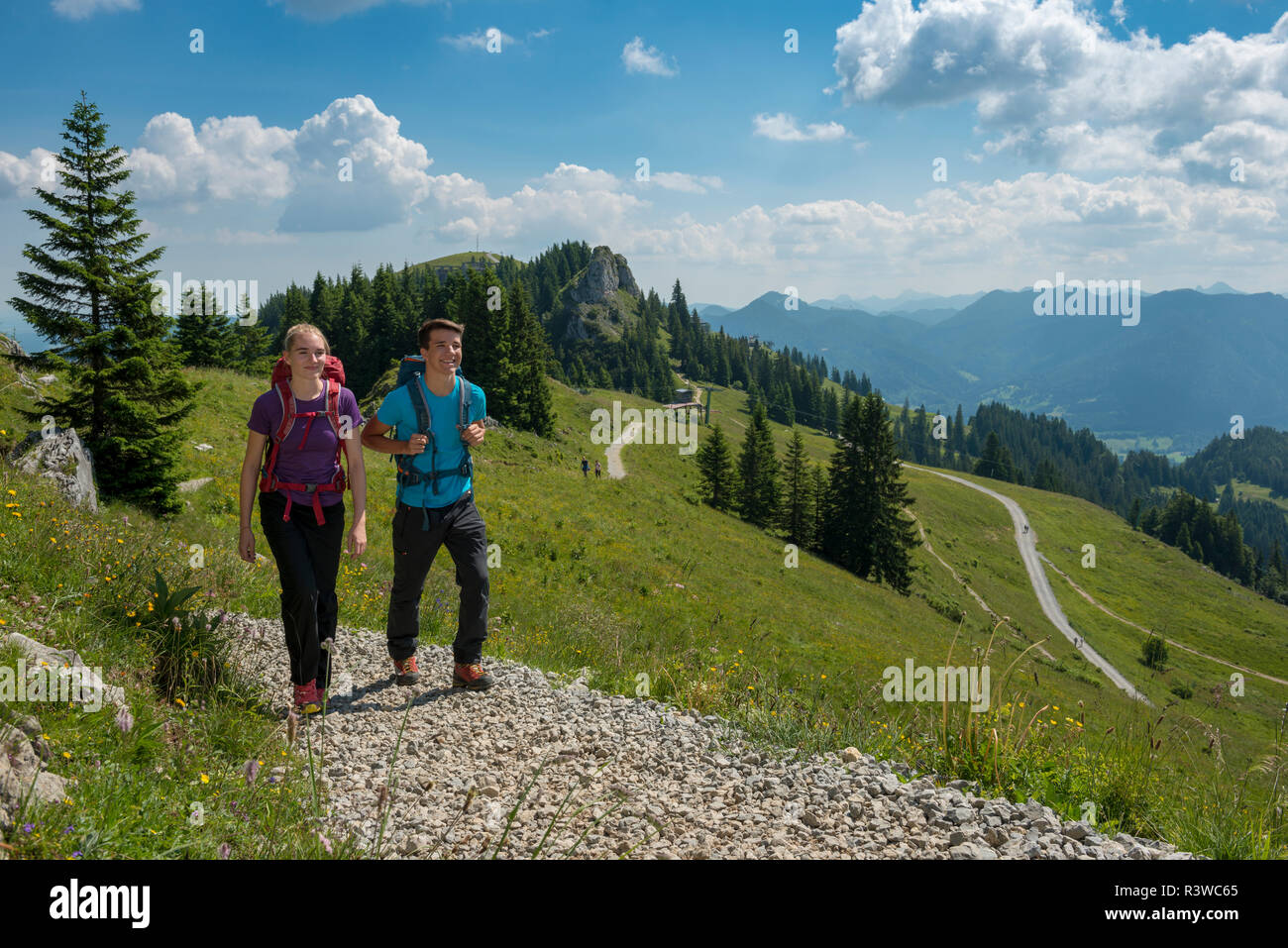 L'Allemagne, en Bavière, près de Brauneck Lenggries, jeune couple randonnées dans le paysage alpin Banque D'Images