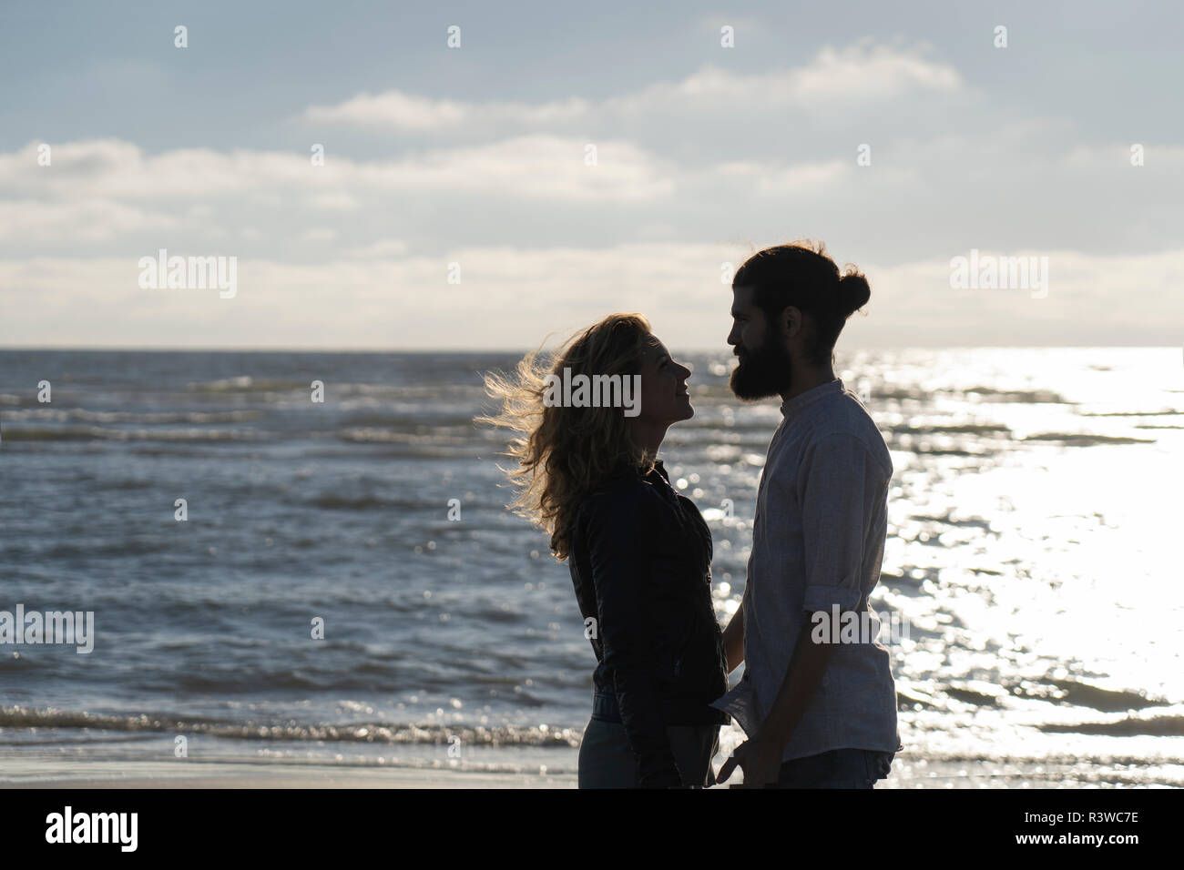 Jeune couple, debout à la mer Banque D'Images Jeune couple, debout à la mer Banque D'Images