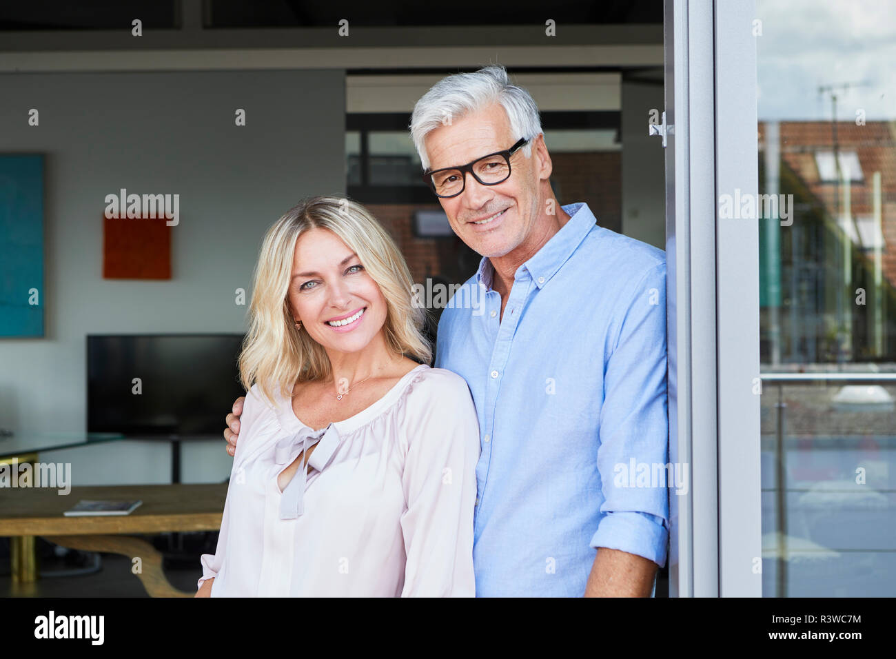 Portrait of smiling mature couple sur le balcon à la maison Banque D'Images
