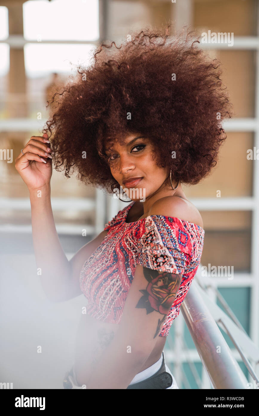 Portrait de femme avec tatouage sur son bras Banque D'Images