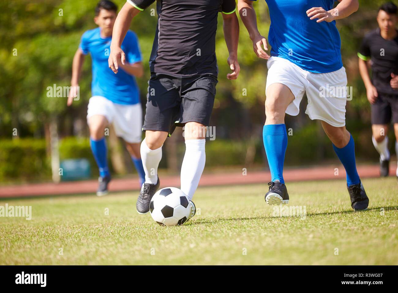 Un groupe de jeunes joueurs de football football asiatique jouant sur la cour extérieure. Banque D'Images