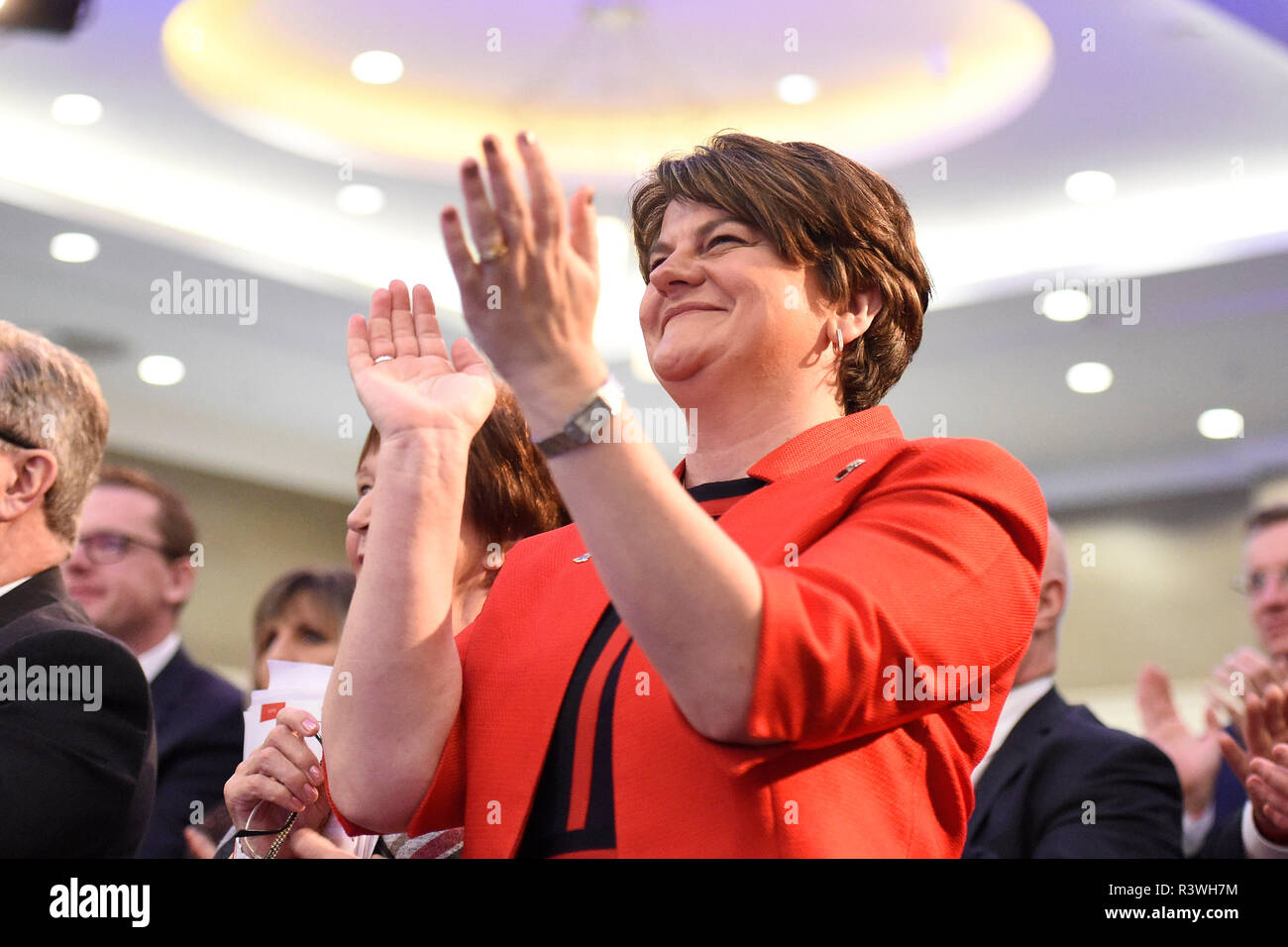 Chef de parti Arlene Foste applaudit au cours de la conférence annuelle de DUP au Crown Plaza Hotel à Belfast. Banque D'Images