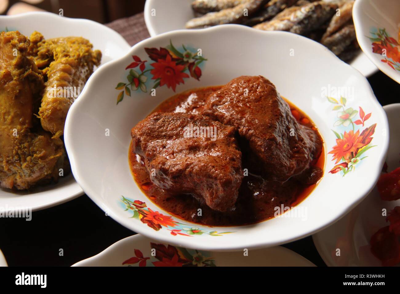 Rendang Padang. Ragoût de boeuf épicé traditionnel de Padang, Sumatra Ouest/Minang. Banque D'Images