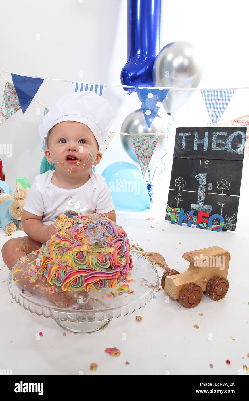 1 Ans Tout Petit Gateau Gateau D Anniversaire Smash Photo Stock Alamy