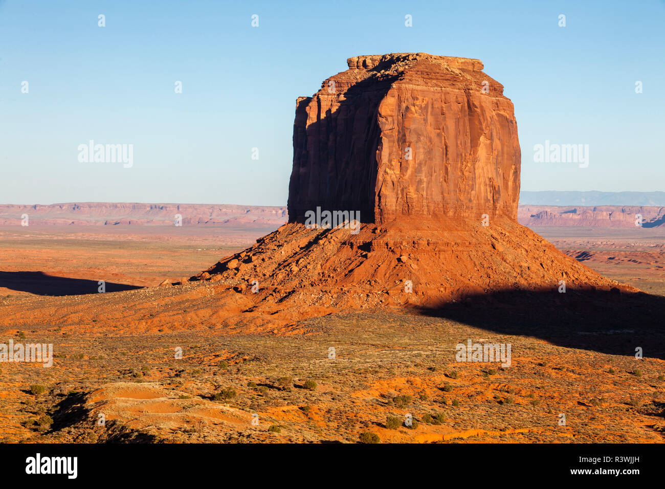USA, Arizona. Monument Valley. Merrick Butte dominant la vallée Banque D'Images