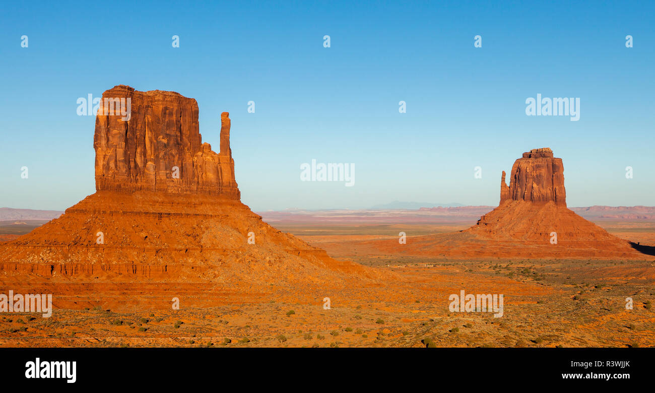USA, Arizona. Monument Valley. L'Ouest et l'Est des mitaines Banque D'Images
