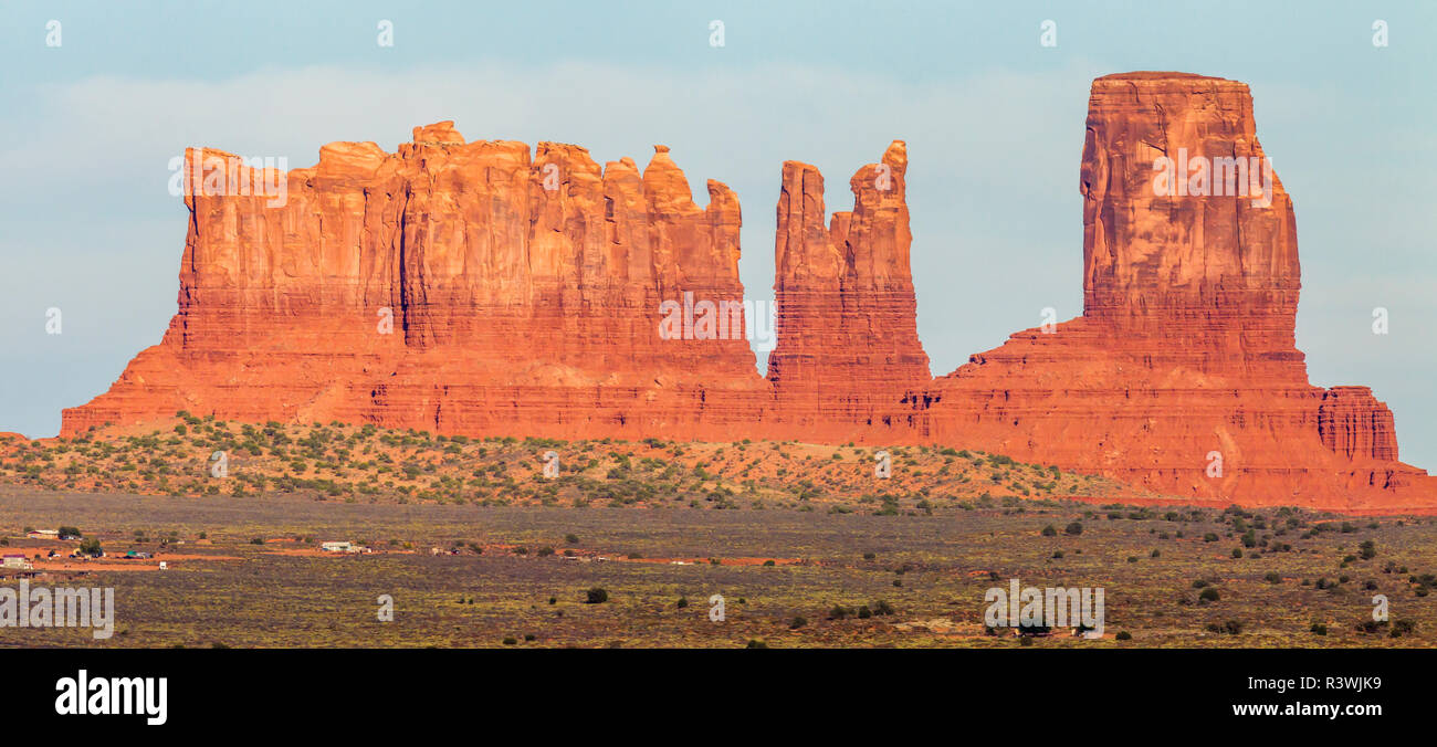 USA, Arizona. Monument Valley. L'ours et le lapin, Château et Merrick Buttes. Banque D'Images