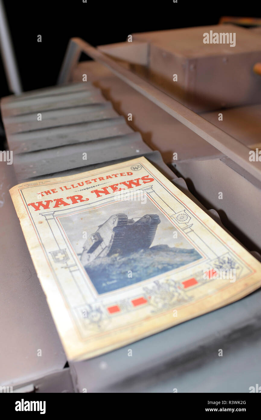 Copie de vieille illustrated war news magazine assis sur un modèle première guerre mondiale réservoir à une exposition le jour de l'armistice Banque D'Images