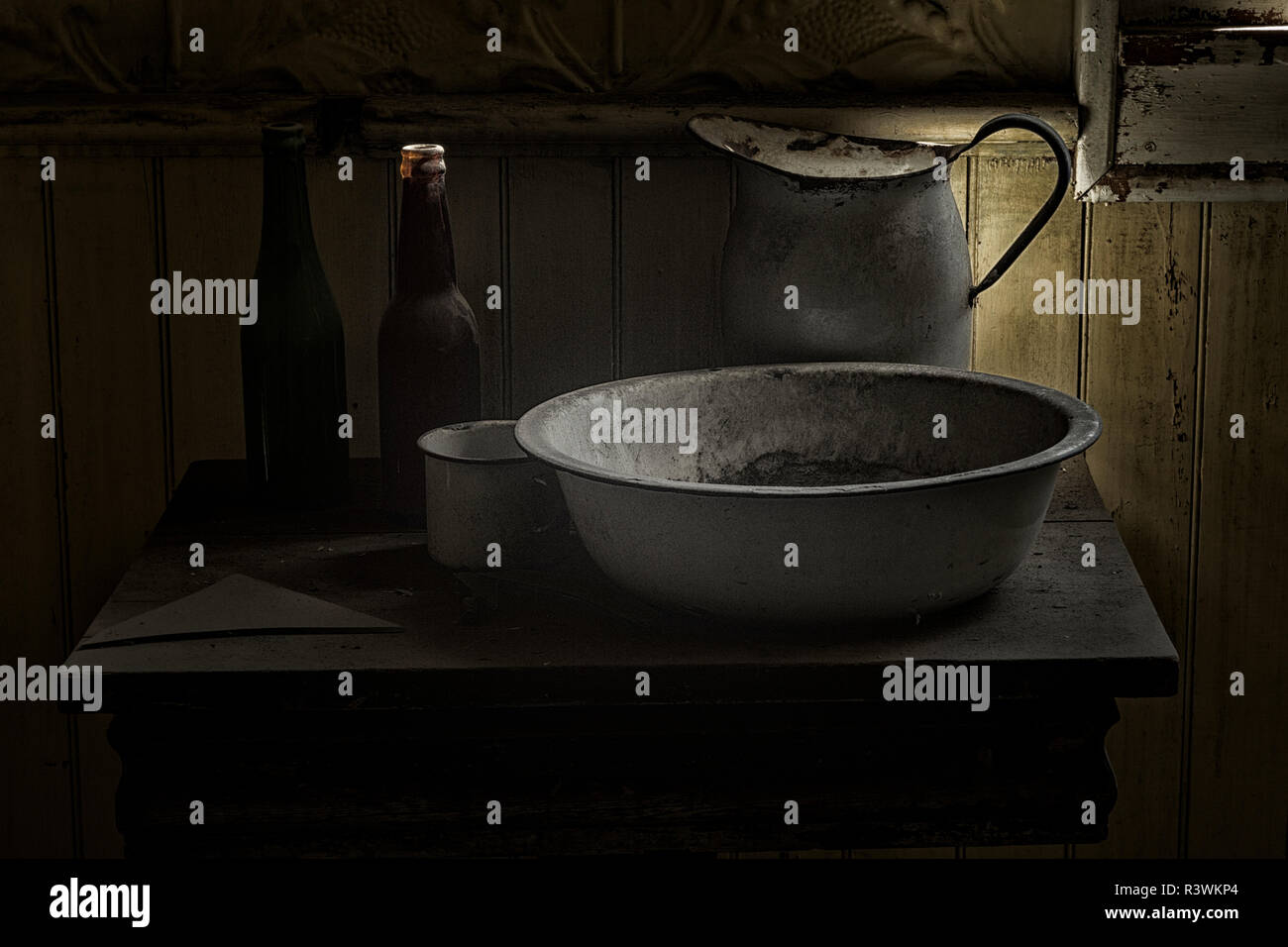 Bouteilles, lavabo, et l'eau pitcher, Bodie State Historic Park, Californie. Banque D'Images