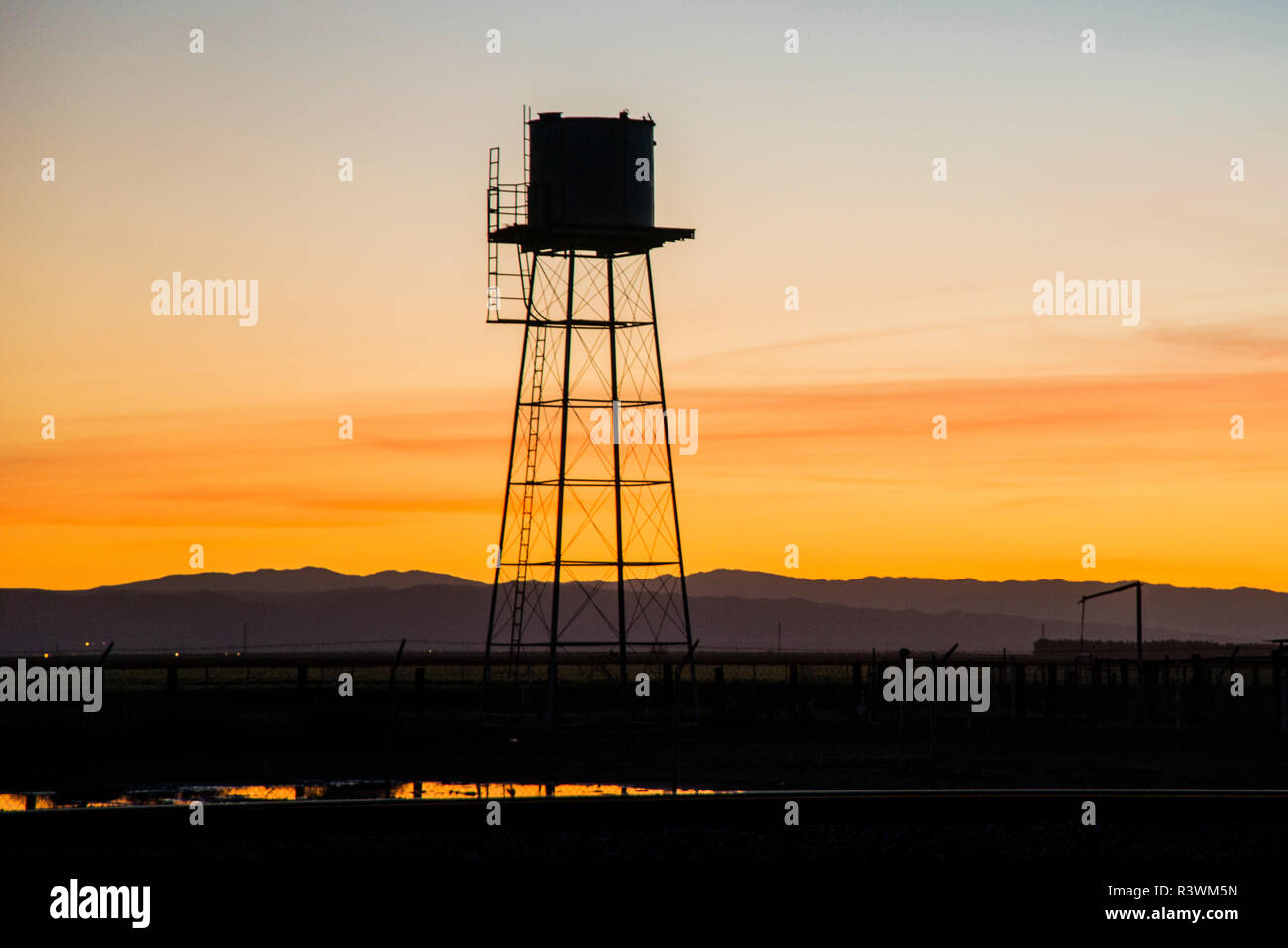 États-unis, Californie. La sécheresse de la Californie, 4 de l'expédition du bassin de la rivière San Joaquin, Rt 33 entre Firebaugh et Mendota, tour de l'eau contre le coucher du soleil Banque D'Images