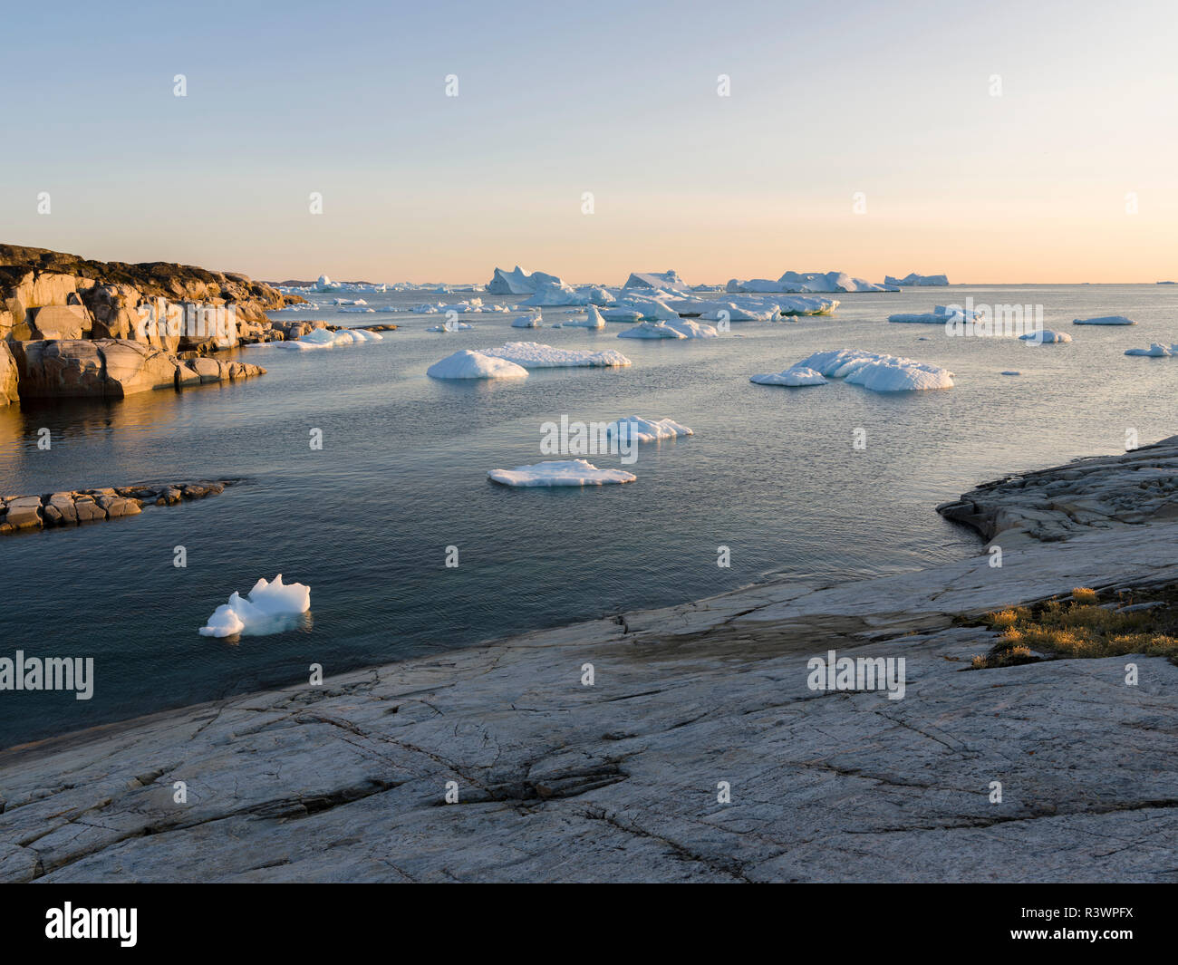 Paysage côtier avec des icebergs. Oqaatsut village Inuit (autrefois appelé Rodebay) situé dans la baie de Disko, Groenland, Danemark Banque D'Images