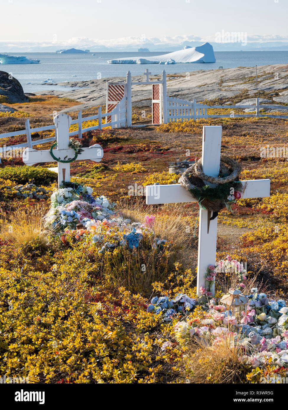 Au cimetière des Inuits Oqaatsut village (autrefois appelé Rodebay) situé dans la baie de Disko. Le Groenland, Danemark Banque D'Images
