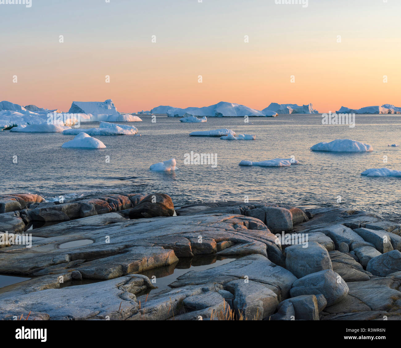 Paysage côtier avec des icebergs. Oqaatsut village Inuit (autrefois appelé Rodebay) situé dans la baie de Disko. Le Groenland, Danemark Banque D'Images