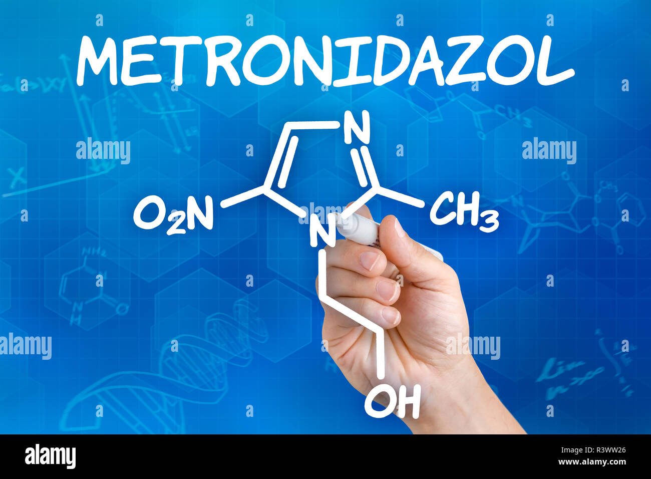 Avec un crayon à la main tire du métronidazole formule structurelle chimique Banque D'Images
