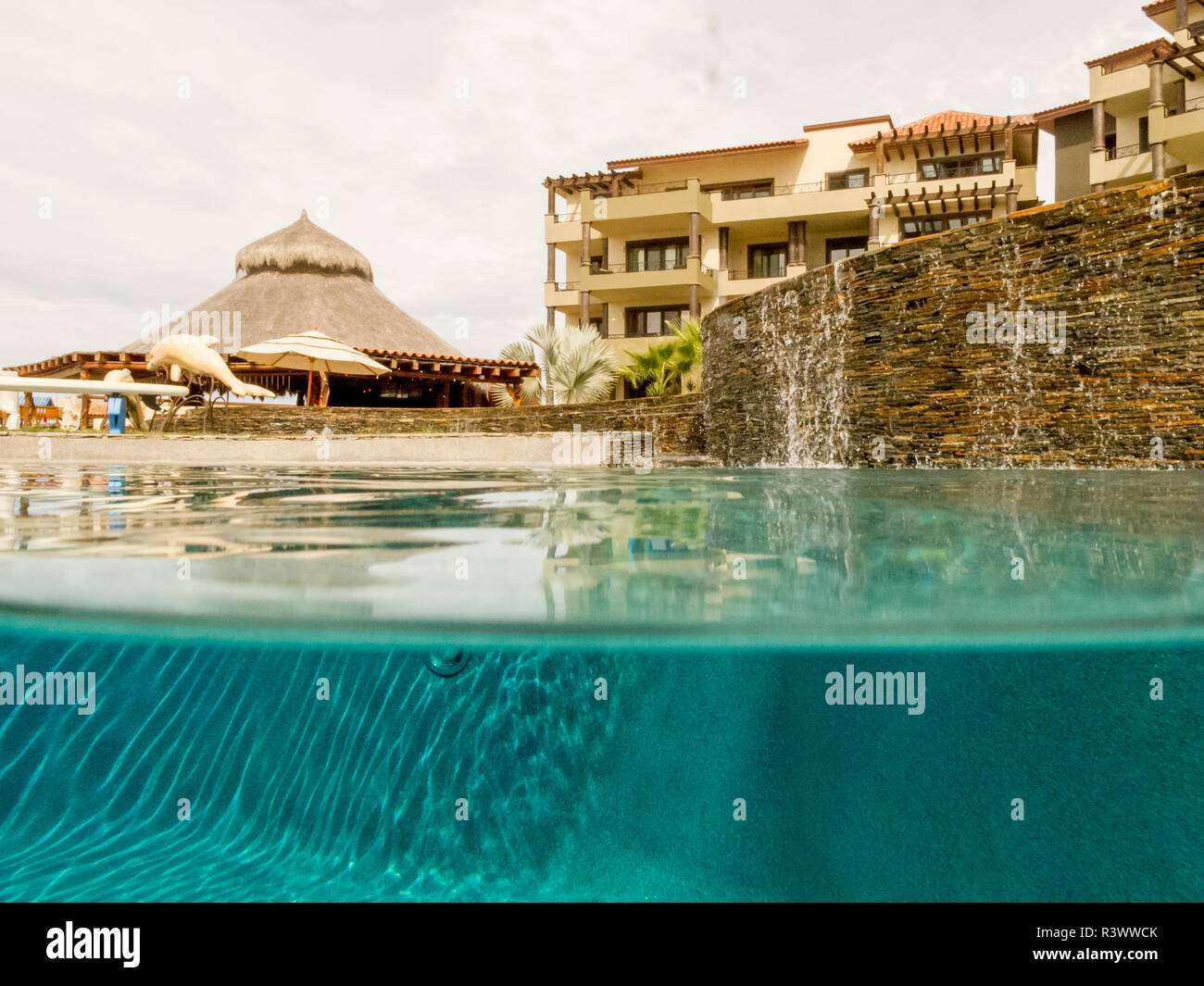 Mexique, Baja California Sur, Todos Santos, Cerritos Beach. Piscine et bâtiments du resort. (PR) Banque D'Images