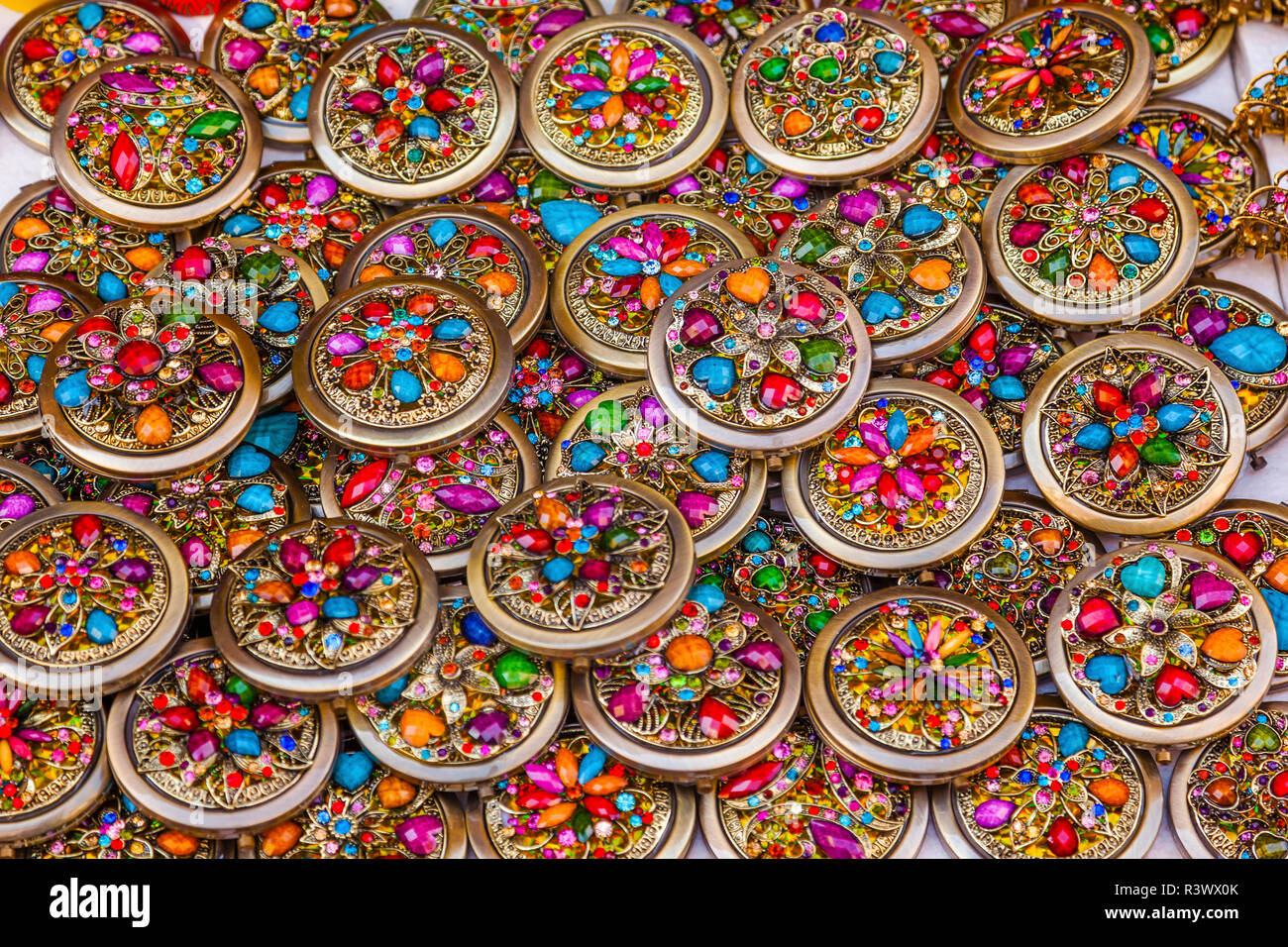 Bijoux Souvenirs colorés de nombreuses pierres en verre pinces à cheveux  collier Guanajuato Mexique Photo Stock - Alamy