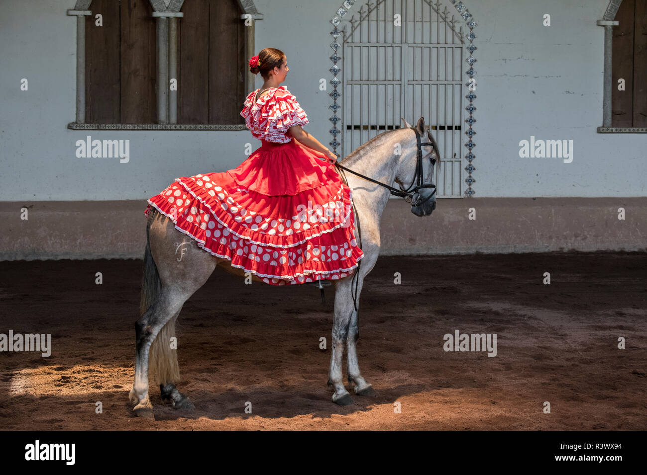 L'Amérique centrale, le Costa Rica, Rancho San Miguel. Salon du cheval andalou traditionnel, femme rider dans une tenue typiquement espagnol. (Usage éditorial uniquement) Banque D'Images